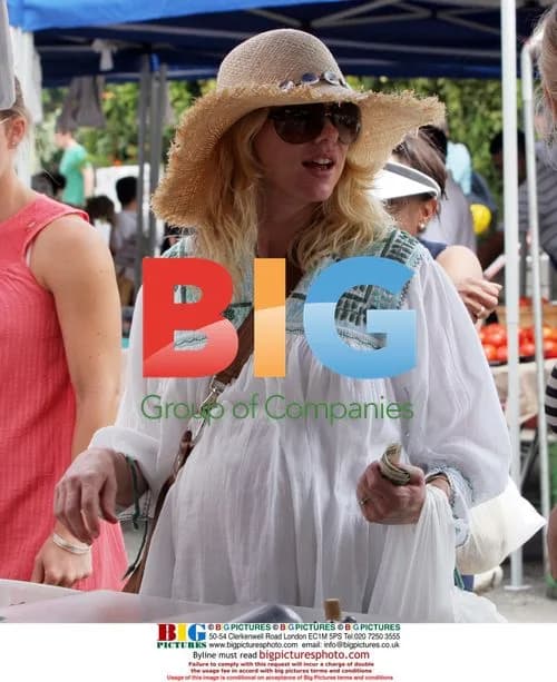 Pregnant Naomi Watts at Farmer's Market