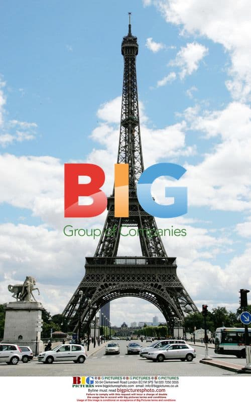 Arnold Schwarzenegger visits Eiffel Tower with daughter