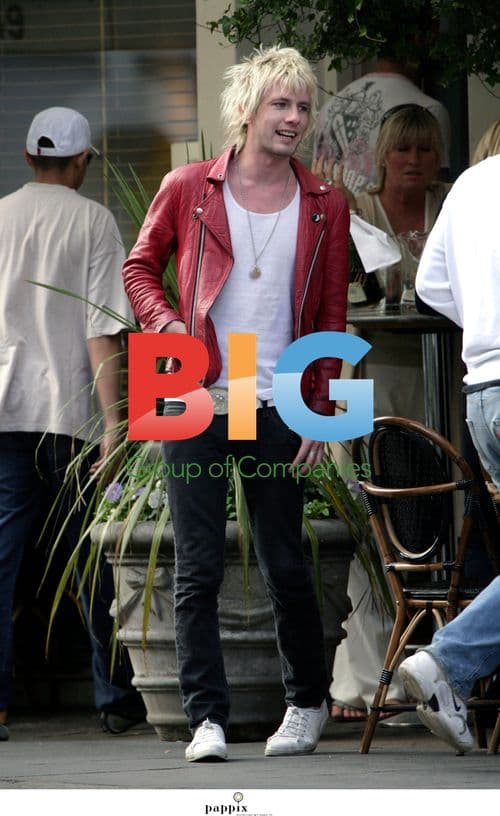 Donny Tourette gets animated with bandmate and mystery lady