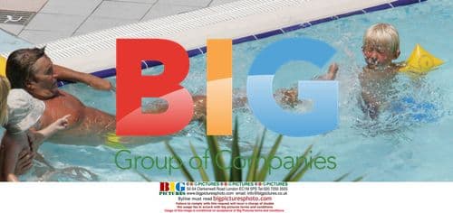 Rod Stewart and Family Relax in Pool