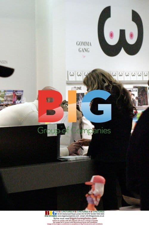 Victoria Beckham Shopping in Paris