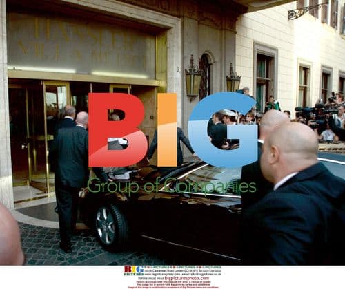 Beckham Arrive in Rome for Cruise Wedding