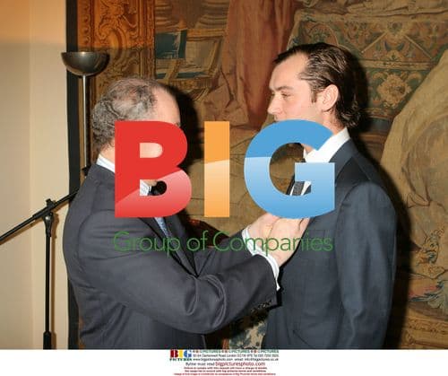 Jude Law receives award from French Ambassador