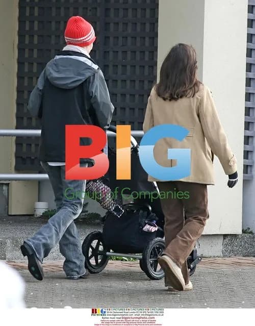 Jennifer Garner and Violet Affleck on Juno set