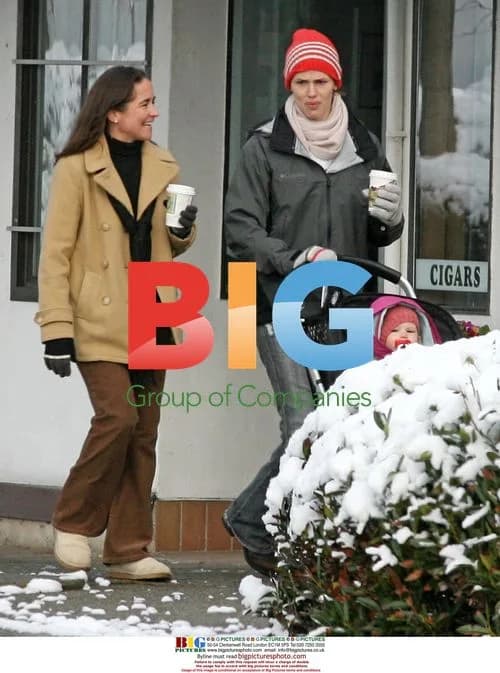 Jennifer Garner and Daughter Violet Bundle Up in Vancouver