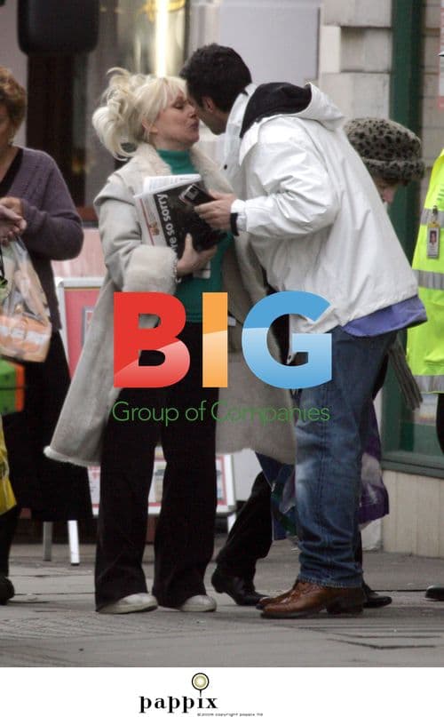 Barbara Windsor and Dale Winton shopping together