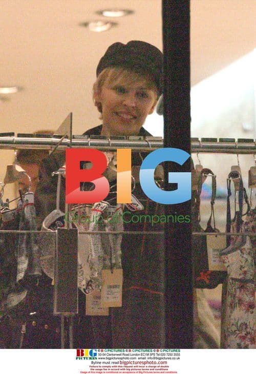 Kylie Minogue Arrives in Paris