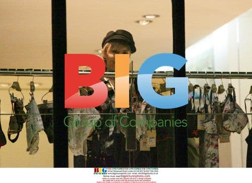 Kylie Minogue arrives in Paris