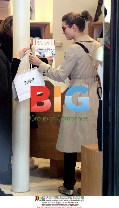 Jessica Biel Shopping in Paris