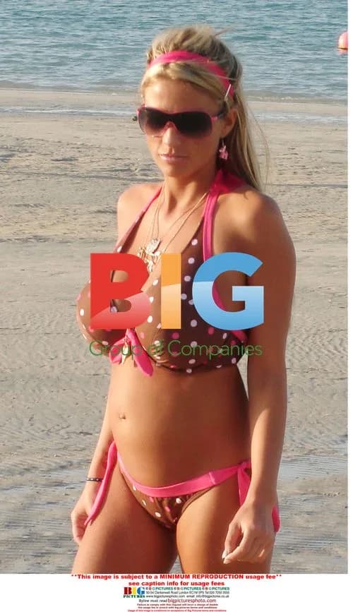 Pregnant Jordan Relaxes on Beach in Dubai
