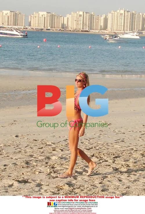 Jordan Pregnant, Relaxing on Dubai Beach