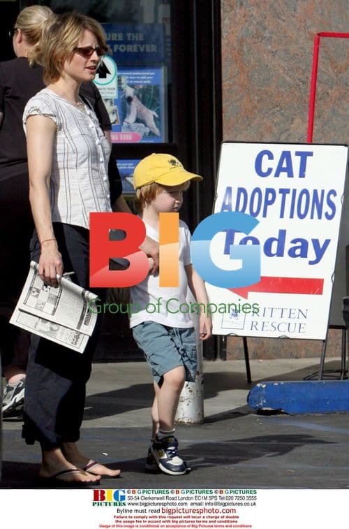 Jodi Foster Takes Sons to Pet Shop