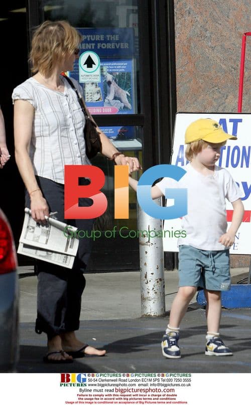 Jodi Foster and Sons Visit Pet Shop