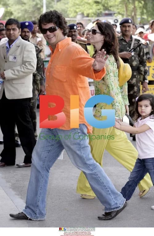 Liz Hurley and Arun Nayar at Airport in Jodhpur