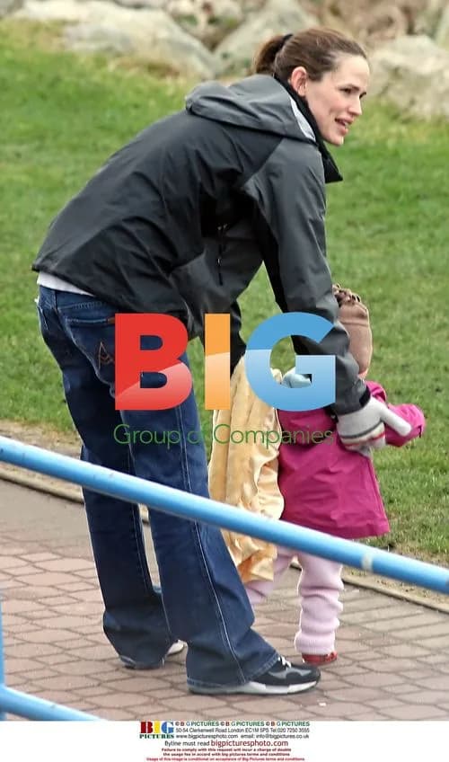 Jennifer Garner and Violet Ann Affleck take baby steps in Vancouver