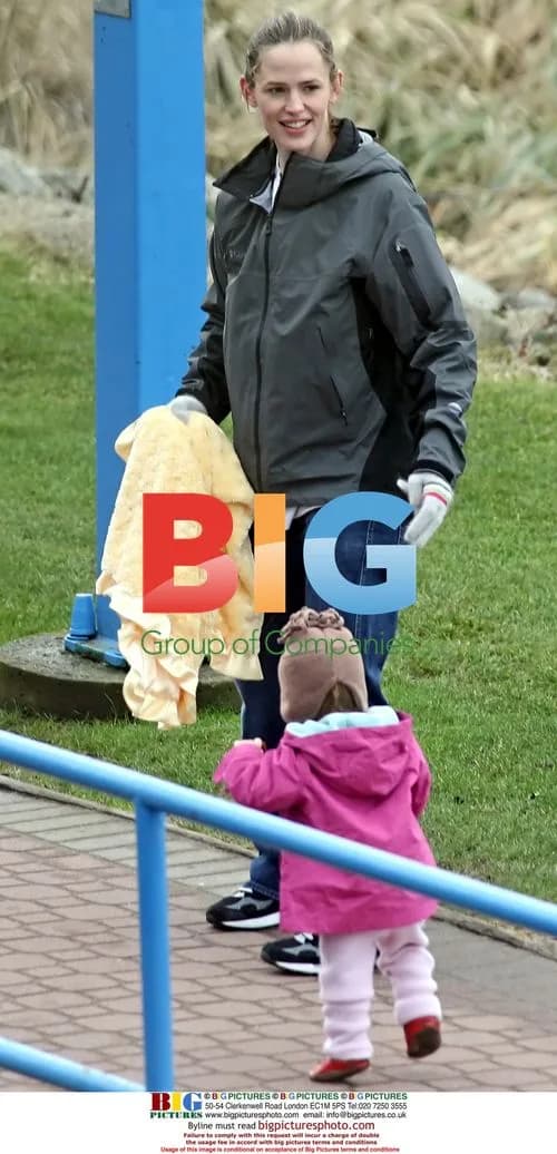 Jennifer Garner and Daughter Violet Take a Walk