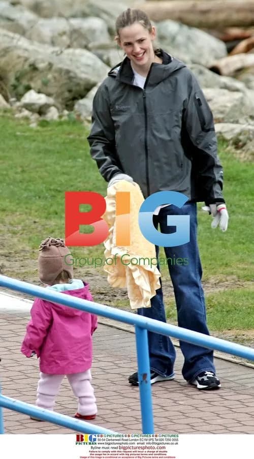 Jennifer Garner and Violet Take Baby Steps in Vancouver