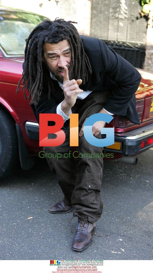 Pete Doherty's mate 'The General' sings outside Kate Moss' house