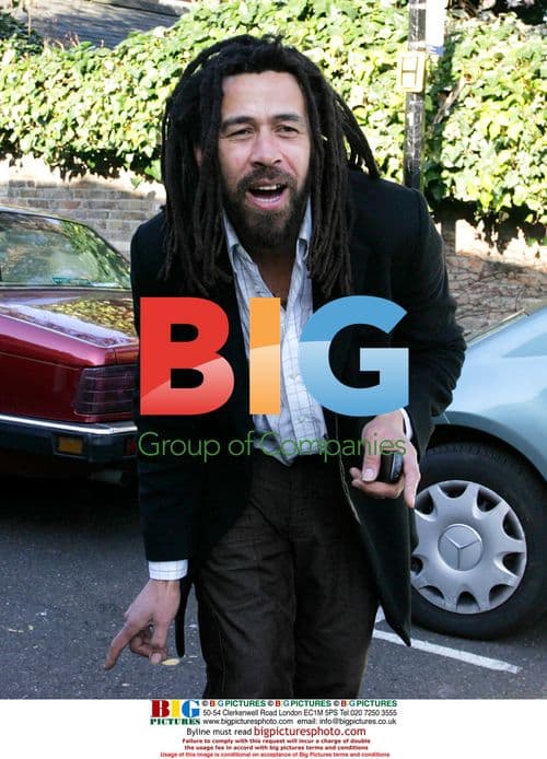 Pete Doherty's friend sings outside Kate Moss' house