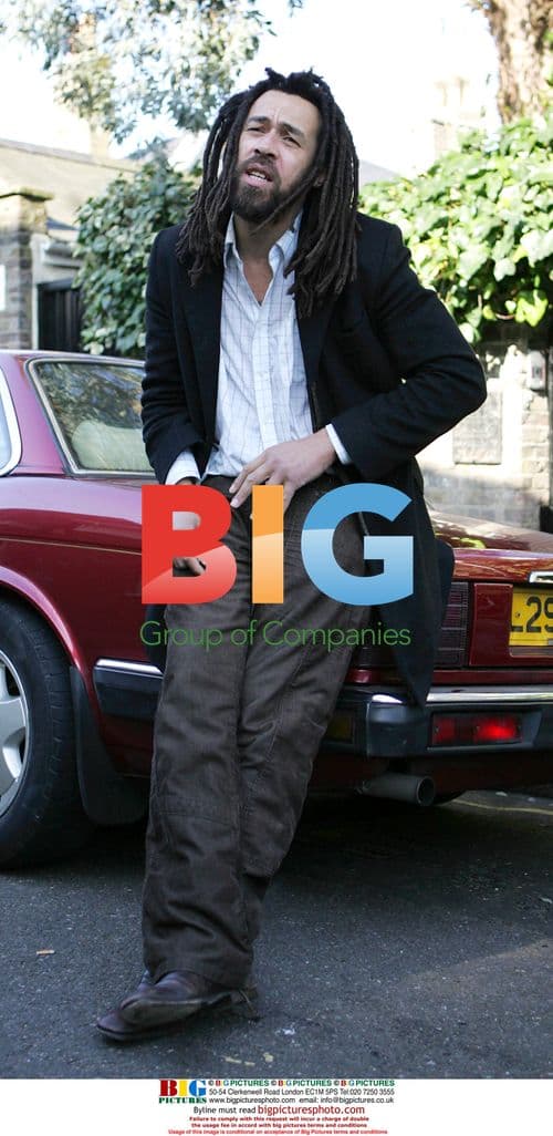 Pete Doherty's mate 'The General' sings outside Kate Moss' house