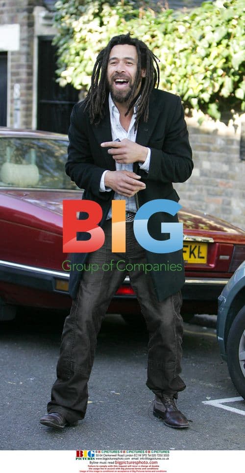 Pete Doherty's Mate Singing Outside Kate Moss' Home