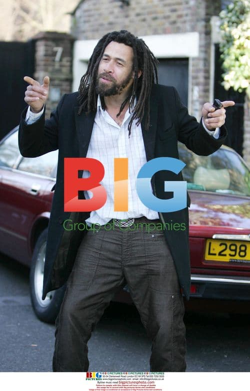 Pete Doherty's mate singing outside Kate Moss' home