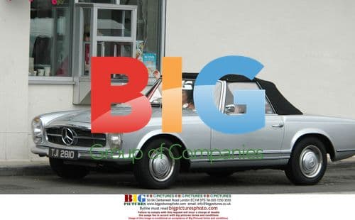 Jessie Wallace buys doughnuts