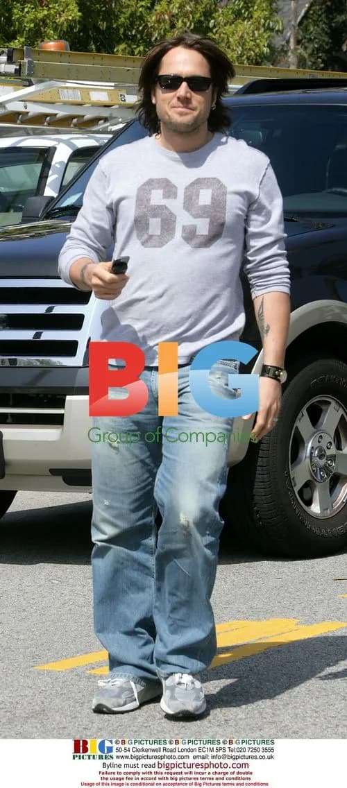 Keith Urban takes pic of paparazzi