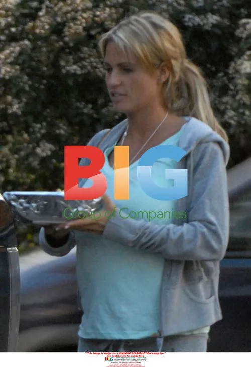 Pregnant Katie Price and Peter Andre Grab Quick Bite