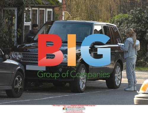 Pregnant Katie Price and Peter Andre Visit Pub