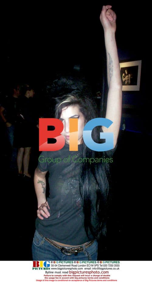 Amy Winehouse and Courtney Love Meet Backstage