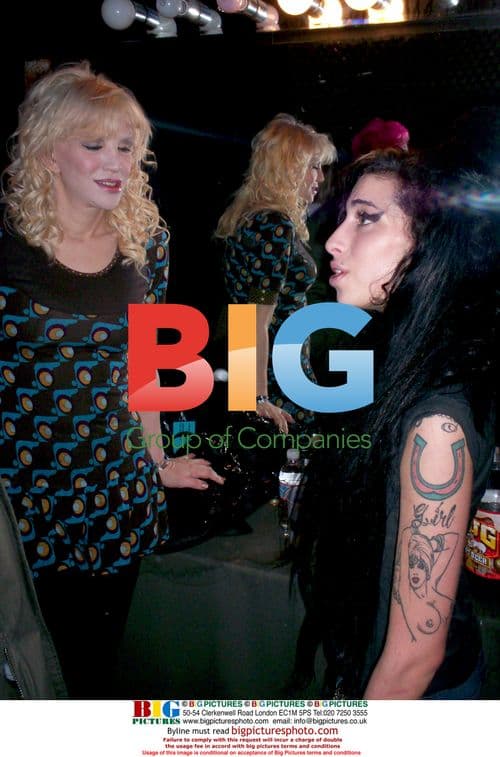 Amy Winehouse and Courtney Love Meet Backstage