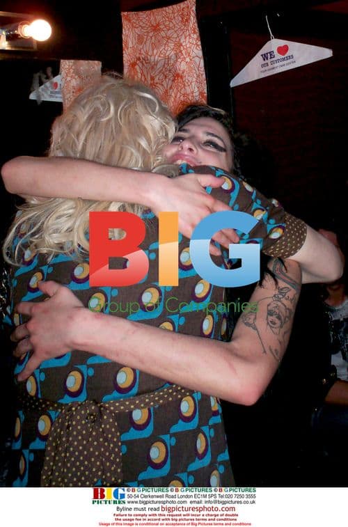 Amy Winehouse and Courtney Love Meet Backstage at the Roxy