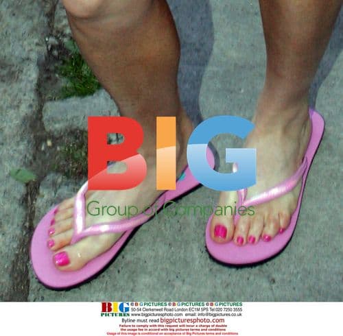 Lindsay Lohan Buys Juice, Visits Nail Salon