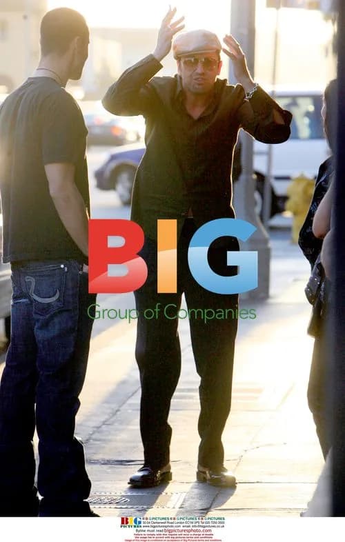 Gerard Butler Shopping in LA