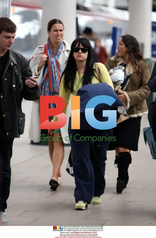 Lily Allen Arrives at Manchester Train Station