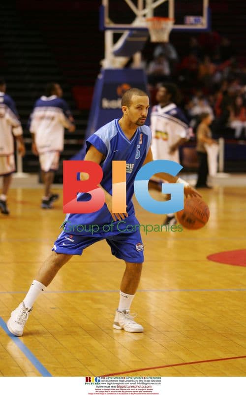 Eva Longoria supports Tony Parker's brother at basketball match