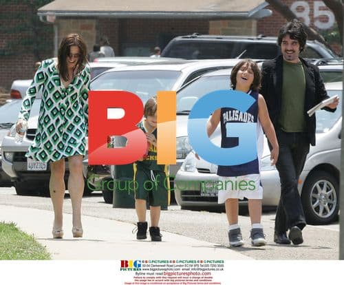 Ricki Lake Shows Off Slender Legs