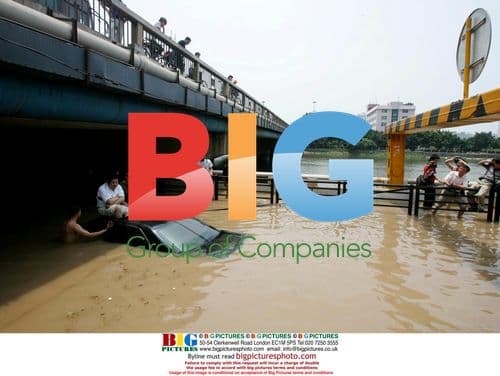 Couple Trapped in Flooded Underpass in Guangzhou