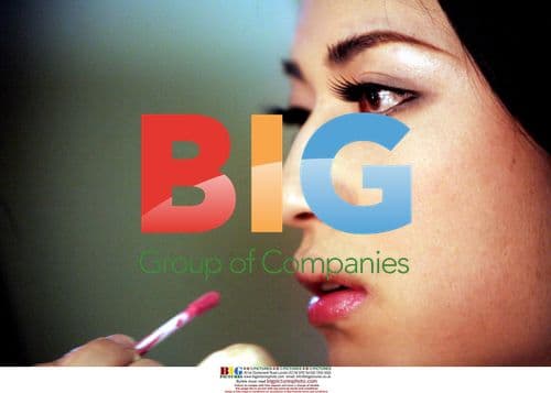 Unusual Beauty Draws Attention in Zhenzhou City