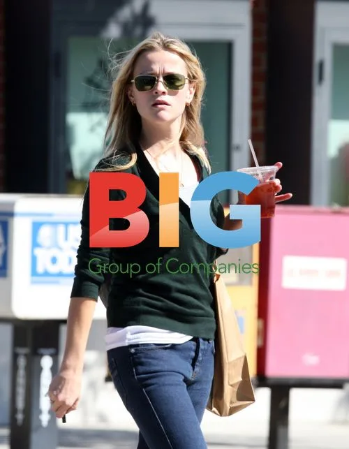 Reese Witherspoon and daughter shopping