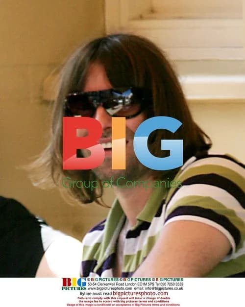 Liam Gallagher Enjoys Pub with Friends