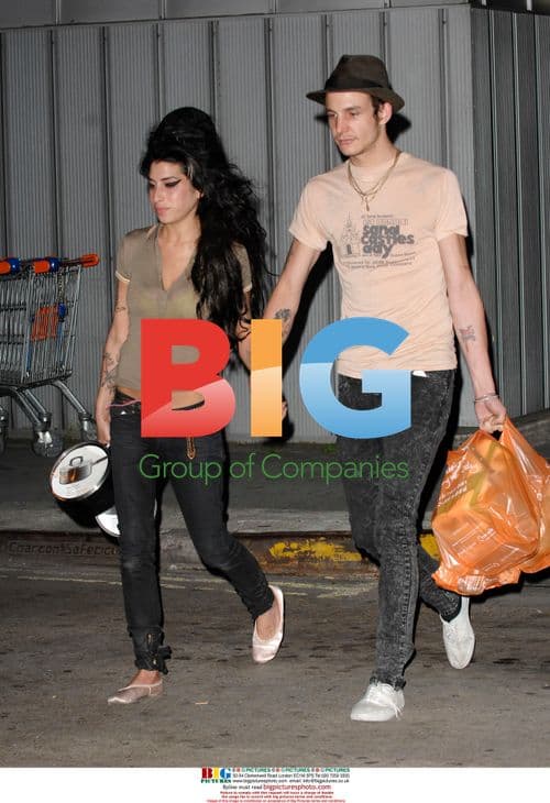 Amy Winehouse and Alex Fielder-Civil Pub Visit