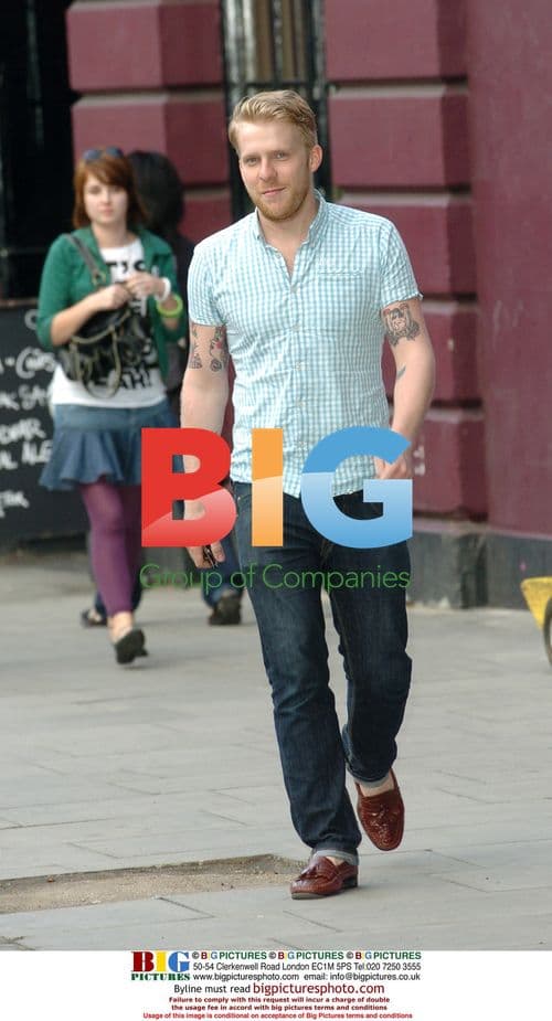 Amy Winehouse and new husband leaving pub