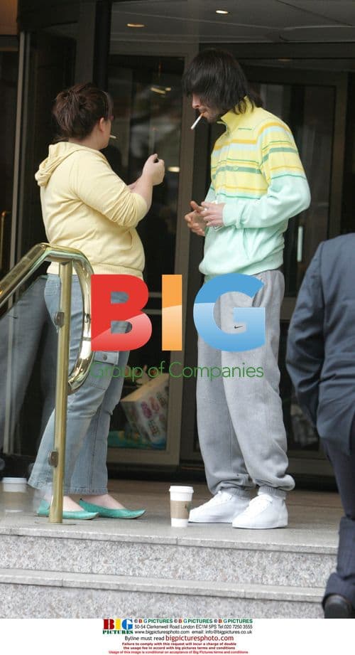 Soap stars leave hotel after awards