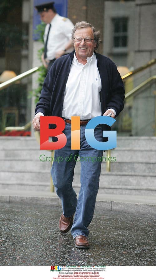 Soap stars leave hotel after awards