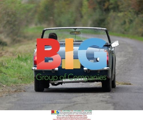 Kate Moss and Jamie Hince visit local pub