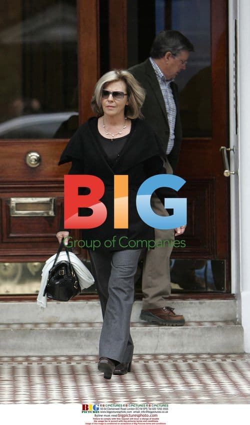 Kylie Minogue's Parents Leave Her Home