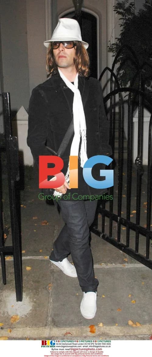 Kate Moss and Liam Gallagher Drinking at Pub