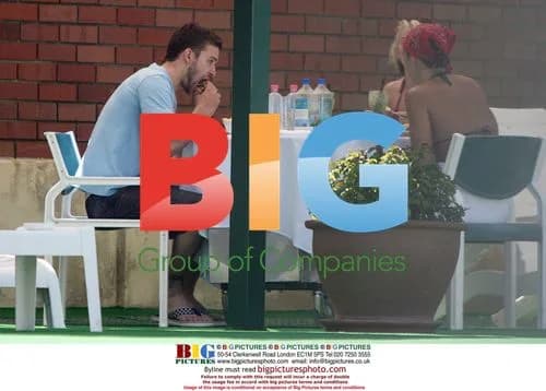 Justin Timberlake Relaxes Poolside with Girls in Australia